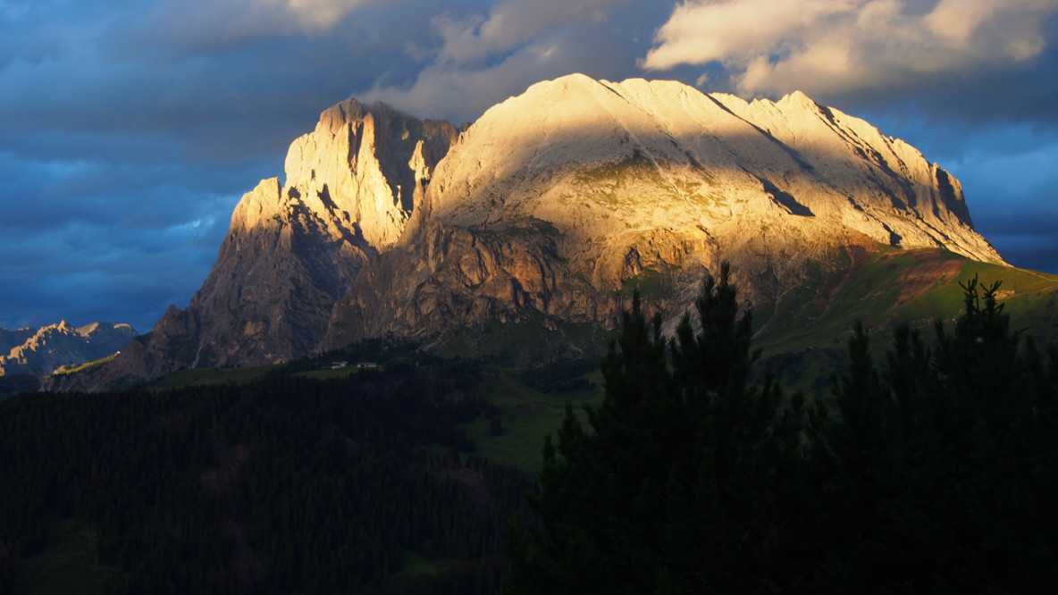 Abendstimmung vor der Hütte mit Platt- und Langkofel