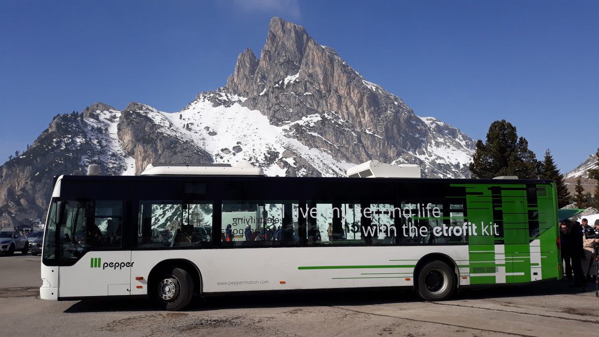 Il bus retrofittato elettrico di Pepper Motion a passo Falzarego.