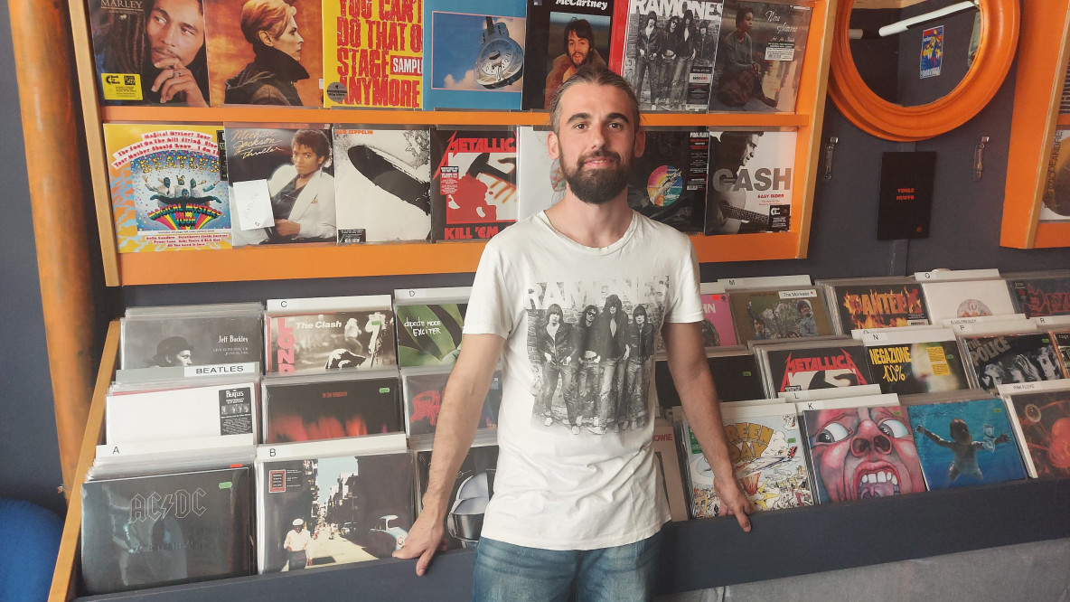 Seit wenigen Tage gibt es wieder einen Vinyl-Shop in Bozen: Antonio Bosin führt das Erbe von Walter Eschgfäller's „Disco New” unter dem Namen „Rebel Rebel” weiter.