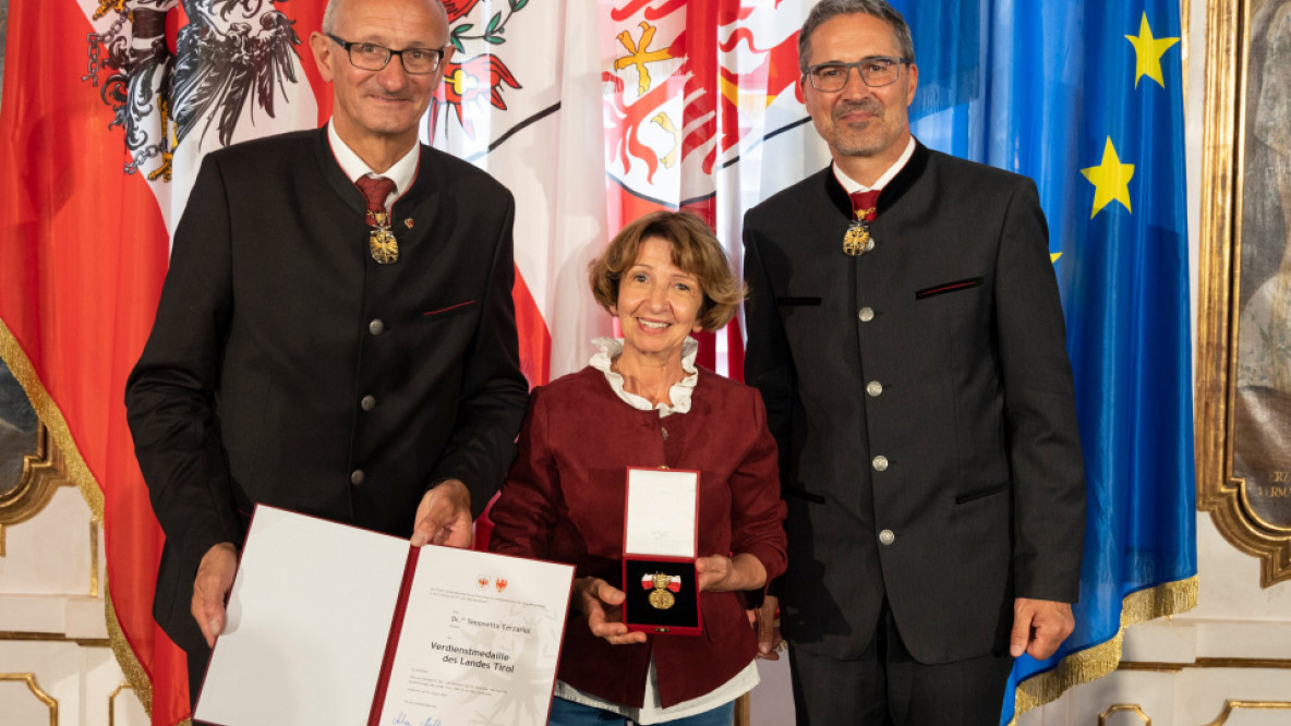 Come molti altri premiati, Simonetta Terzariol (Bolzano) - nella foto con i governatori Mattle e Kompatscher - ha ricevuto la medaglia al merito per il suo forte impegno nel settore sociale.