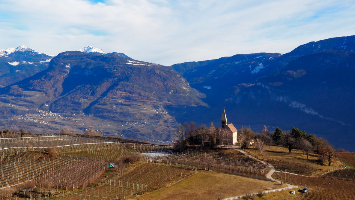 Die Georgskirche am Ran der Geländeterrasse