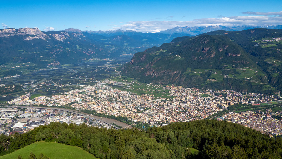 3 Blick vom Turm auf Bozen und das Etschtal gegen Meran