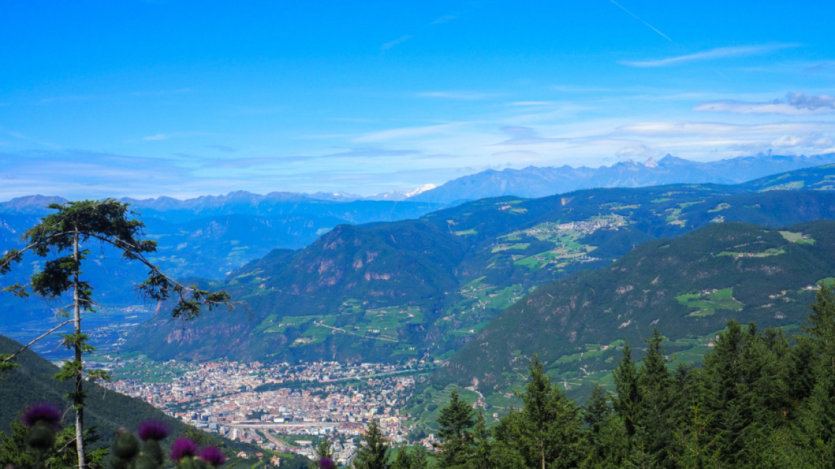 3a_tief_im_tal_liegt_bozen_rechts_im_bild_jenesien_und_der_tschogglberg.jpeg
