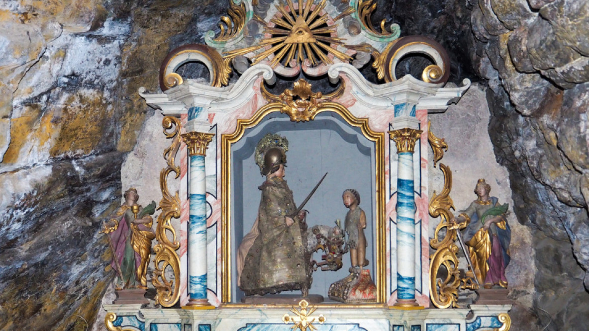 4_die_martinstatue_in_der_felsgrotte_neben_dem_altar.jpeg