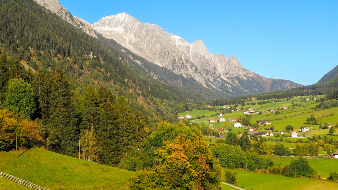 Ausblick in den Talschluss und zur Rieserfernergruppe