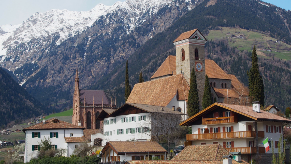 7_Schenna, unübersehbar Kirche und Mausoleum