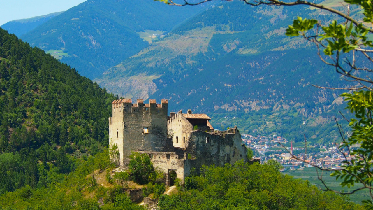 8-burg_obermontani_gegen_schlanders_und_den_sonnenberg.jpeg