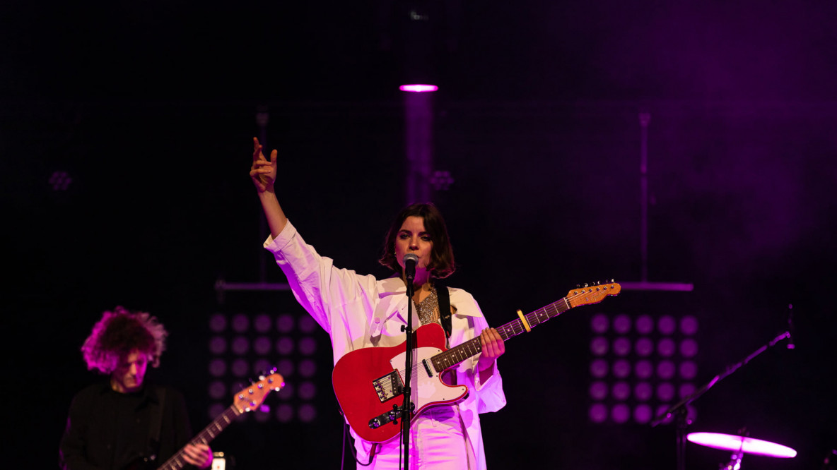 Konnte dank UploadSounds ein Headliner-Konzert im Waltherhaus in Bozen spielen: Die Bozner Musikerin Anna Carol.