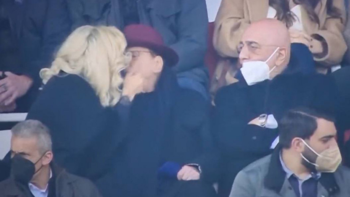 berlusconi_bacio.jpg