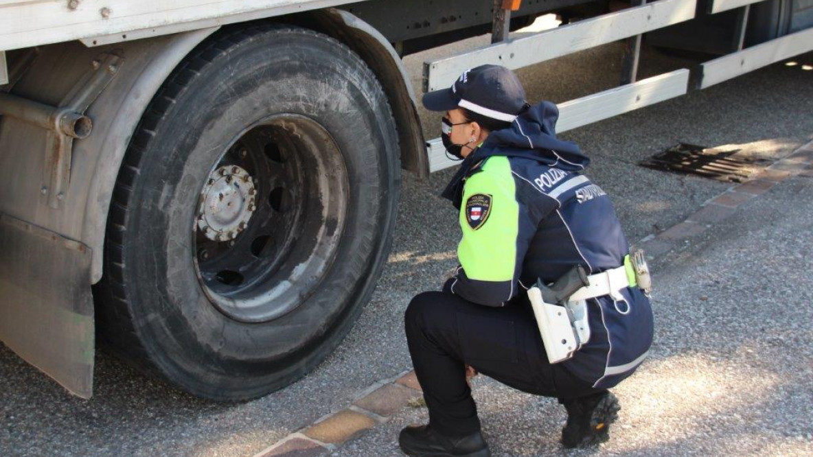 Controlli camion polizia municipale vigili urbani di Bolzano