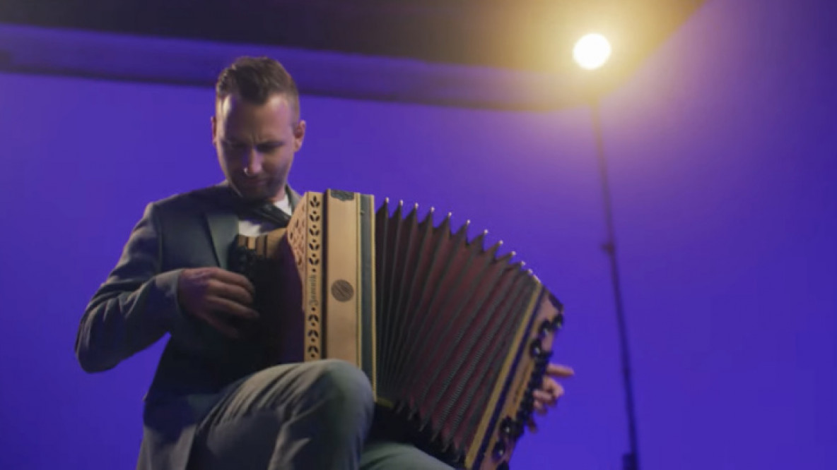 Er ist Musiker und engagiert sich in der hiesigen Politik: Der Vinschgauer David Frank hat vor einigen Wochen das Video zu seinem Song „Hopi“ veröffentlicht.