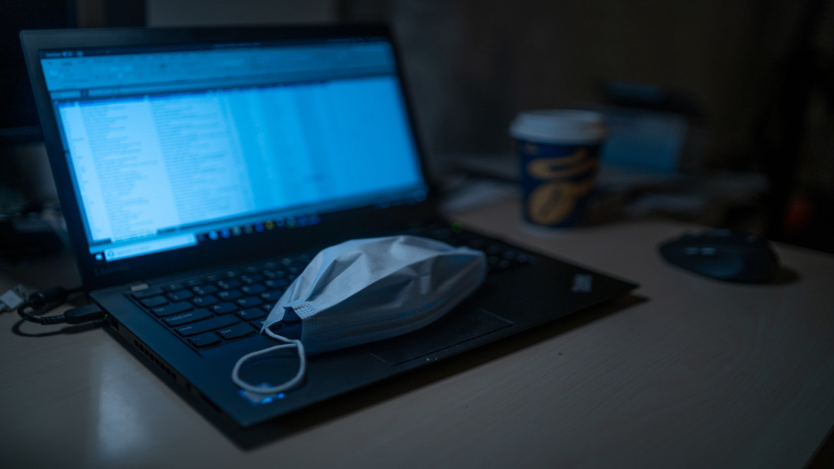 Maske auf Laptop