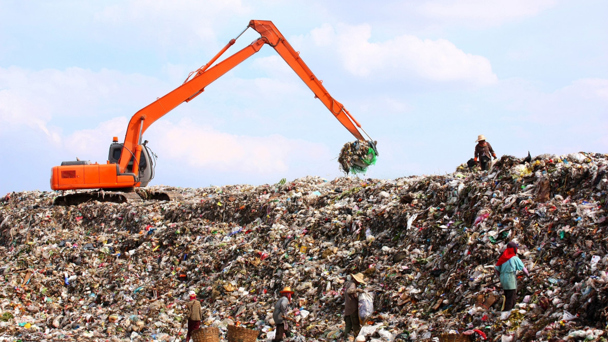 Persone che lavorano in discarica