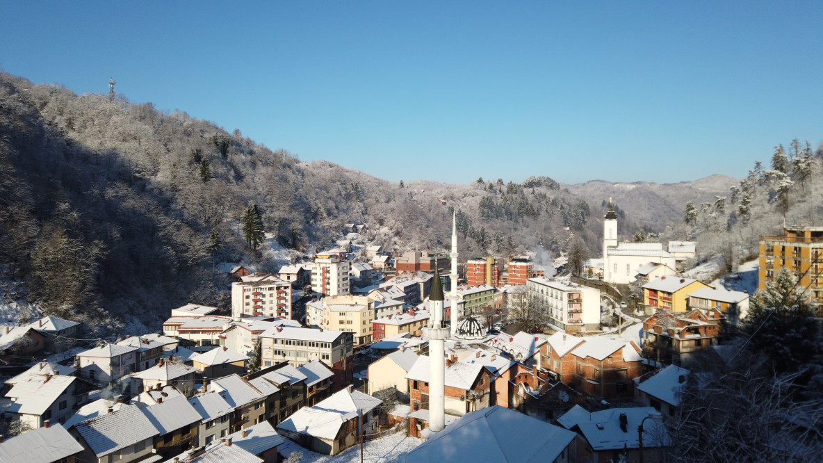 Srebrenica - Das paradiesische Winterbild trügt. Hier lebt es sich 25 Jahre nach Kriegsende wie auf einem Pulverfass