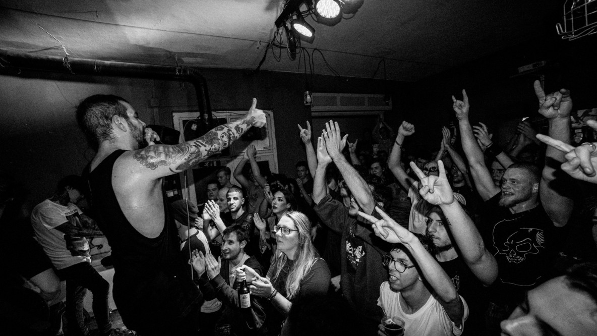Die Bühne als Paradies auf Erden: Alexander Thurner ist die Stimme von Dead Like Juliet und hat mit Queen Trade nun ein parallel laufendes Punk Rock-Projekt.