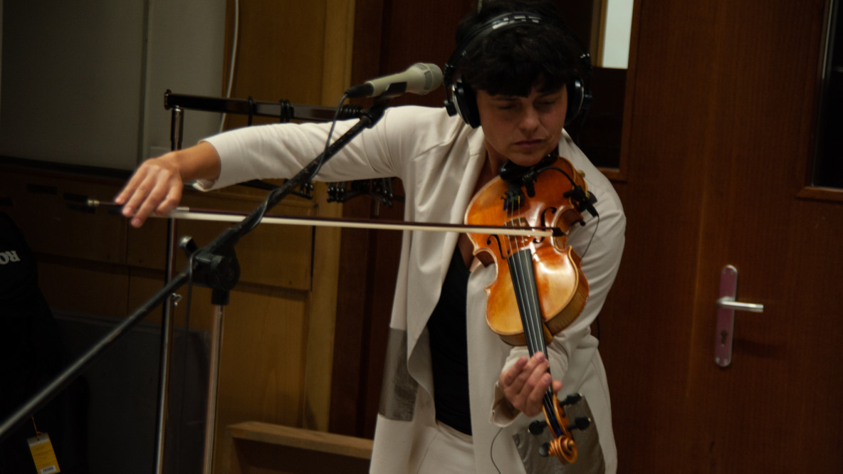 Maria Craffonara (Stimme und Violine) - Donauwellenreiter live im Auditorium der RAI Südtirol (24. Juni 2021).