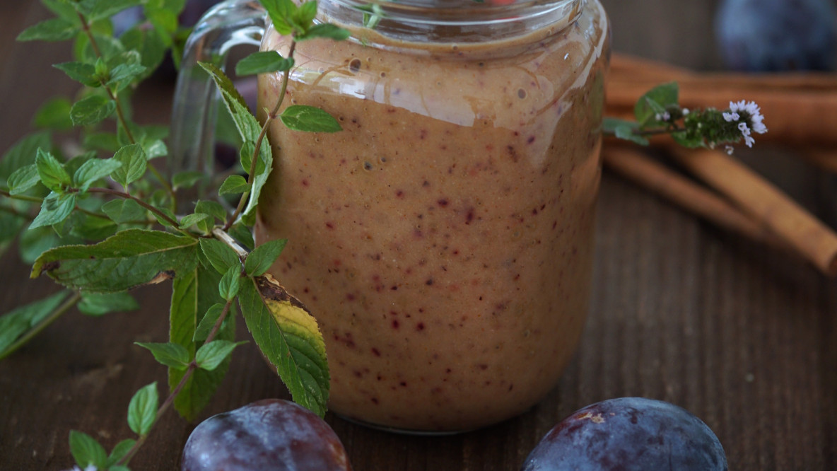 Zwetschgen-Zimt Smoothie Bowl im Glas