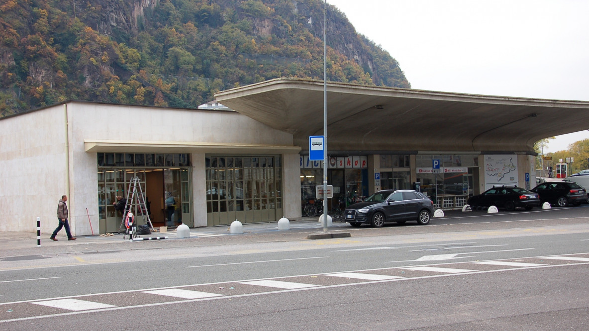 piazza Verdi, ex distributore, bike center
