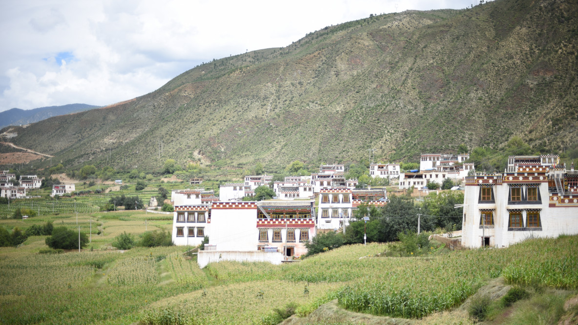 Case tibetane sulla strada per Shangri-La