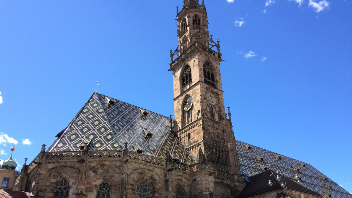 duomo_bolzano_con_locandina_lunga_notte_chiese_26.05.2017.jpg