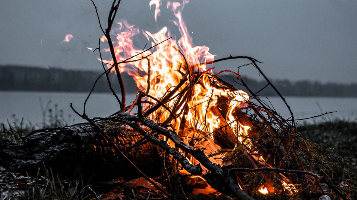 Feuer am Fluss