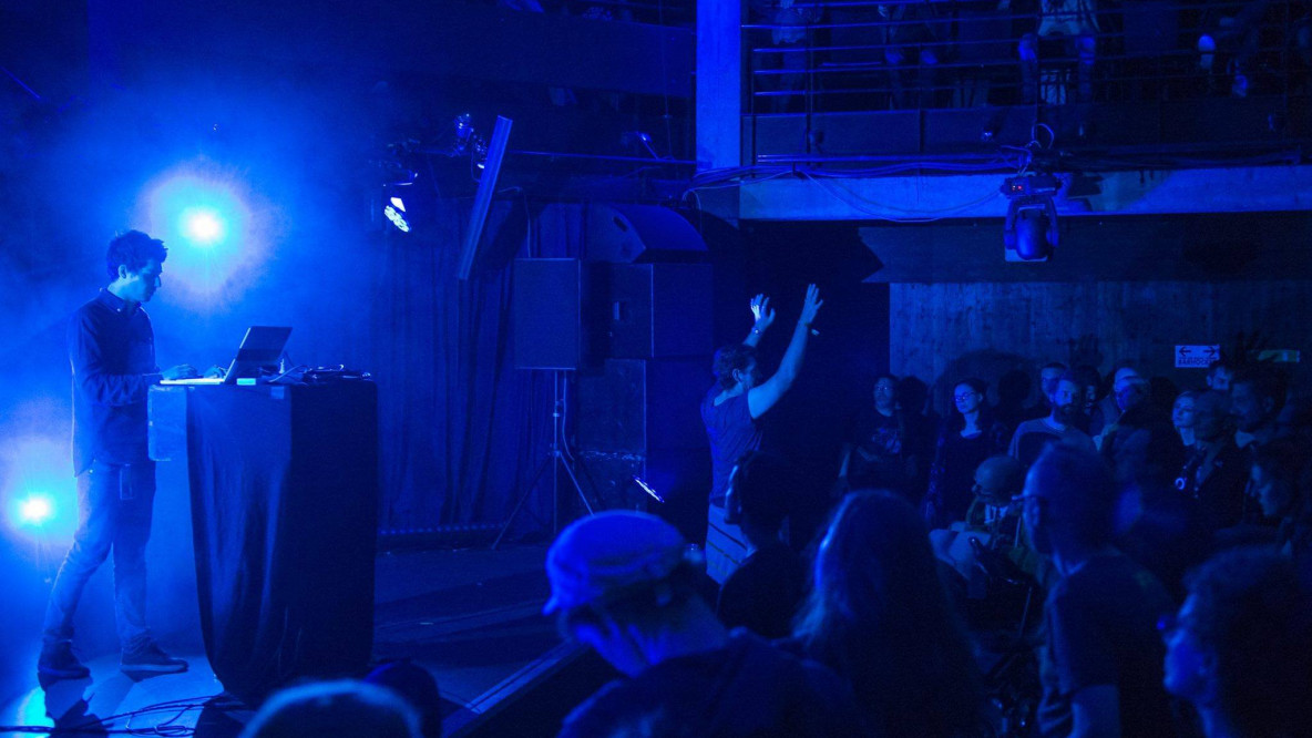 Kommt am Samstag, 20. November 2021, mit seiner Musik nach Neumarkt: Fabian Lanzmaier innerhalb seines Gigs bei „Heart Of Noise” in Innsbruck.