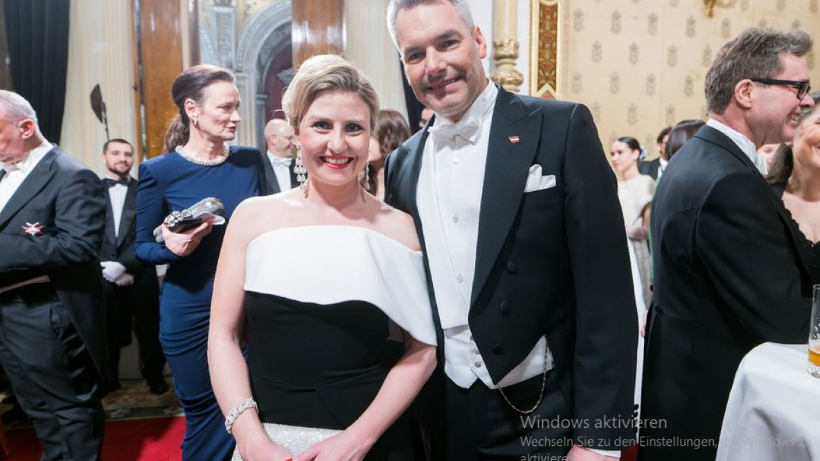 familienministerin-susanne-raab_bundeskanzler-karl-nehammer_opernball-2023.jpg