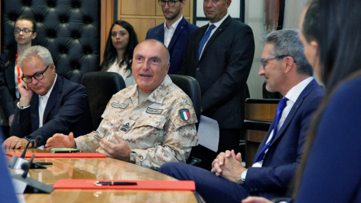 Militärligenschaften Tauschvertrag Land Südtirol (v. l.) Generalsekretär Eros Magnago, der Leiter der Baudirektion im Verteidigungsministerium, General Giancarlo Gambardella und Landeshauptmann Arno Kompatscher