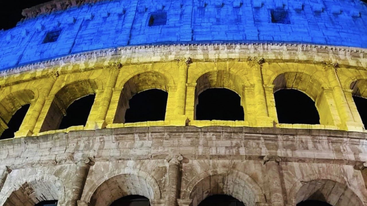 Colosseo con bandiera Ucraina