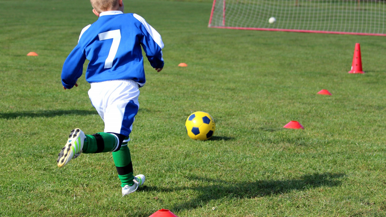 Kind mit Fußball