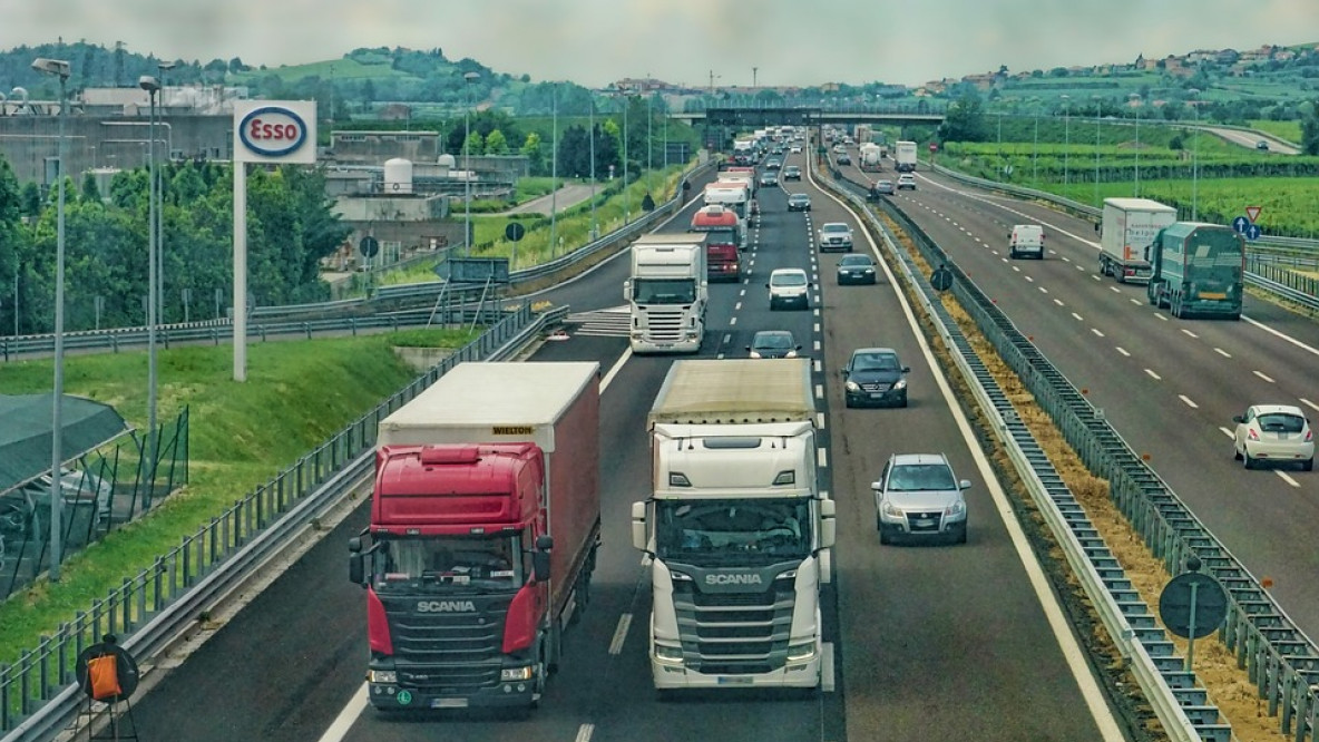 Autostrada, camion, autotrasporto