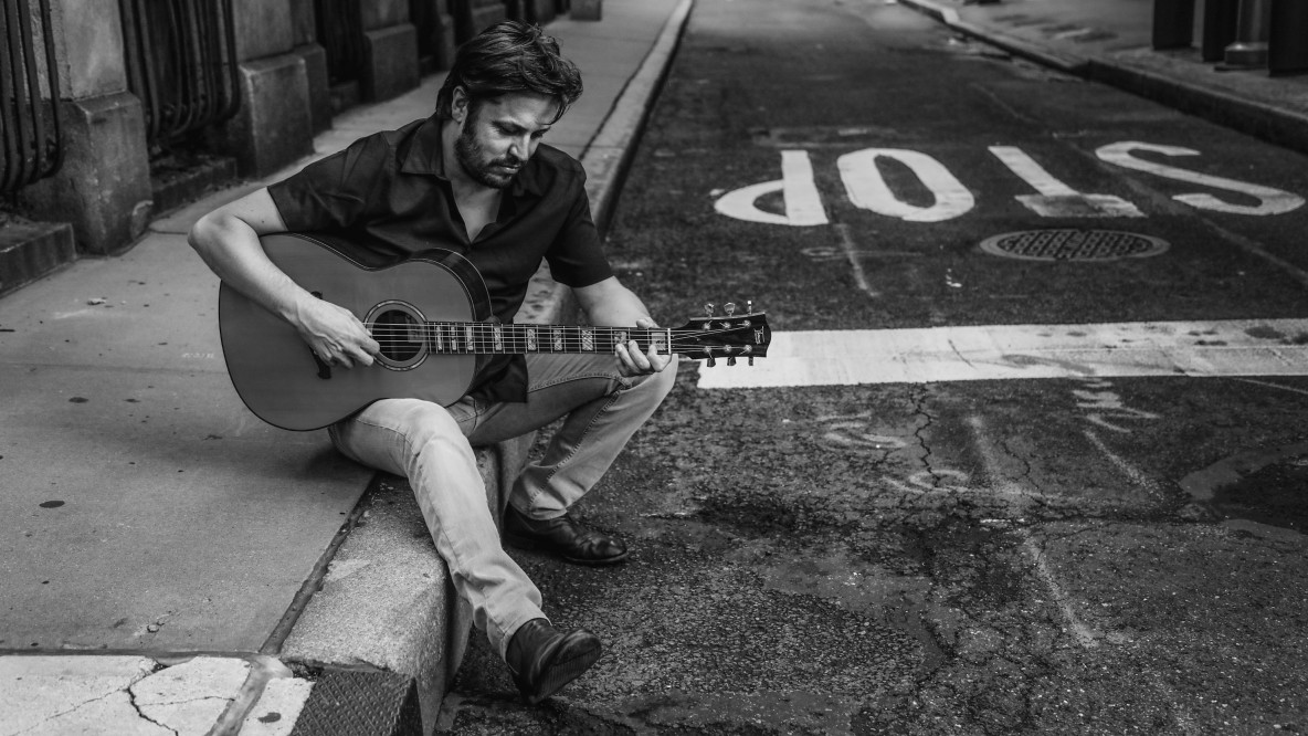 Hubert Dorigatti zückt auf „Stop” nicht nur die akustische, sondern auch und vor allem die elektrische Gitarre.