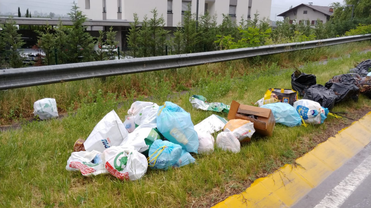 rifiuti, via Merano, bolzano