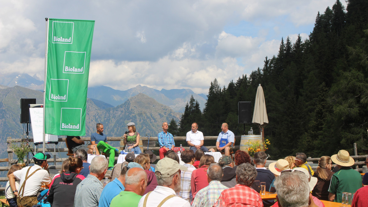 Podium auf der Gompm Alm mit Helmuth Pörnbacher, Patrick Kofler, Christine Helfer, Kris Krois, Martin Pircher und Walter Moosmair