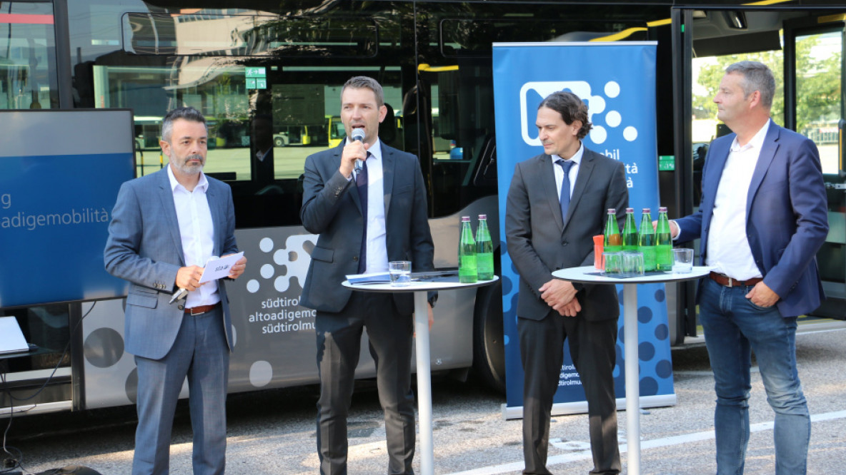 i presso il deposito Sasa di Bolzano: da sinistra Joachim Dejaco, direttore Generale Sta, Martin Vallazza, direttore di Dipartimento, Ruggero Rossi De Mio, direttore generale Sasa, e Patrick Dejaco, responsabile dei sistemi informativi Sta. (Foto: ASP)