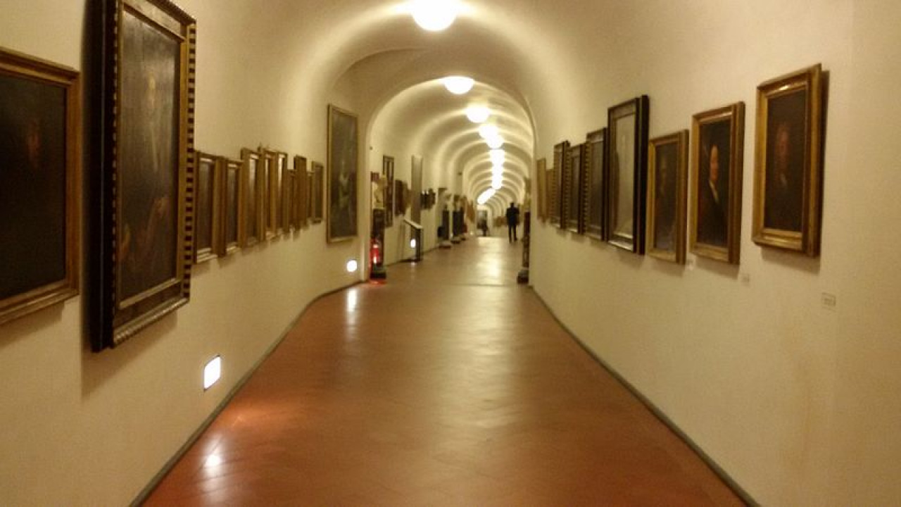 inside_view_of_the_vasari_corridor_corridoio_vasariano_in_florence_italy_3.jpg