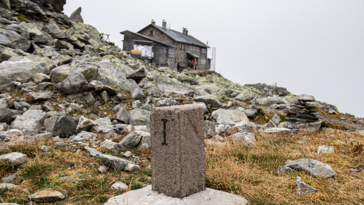 Il cippo di confine e il Rifugio Europa