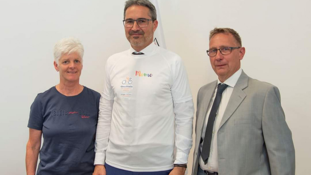 lh_arno_kompatscher_radelt_beim_giro_ditalia_der_kinder-palliative-betreuung_mit.jpg