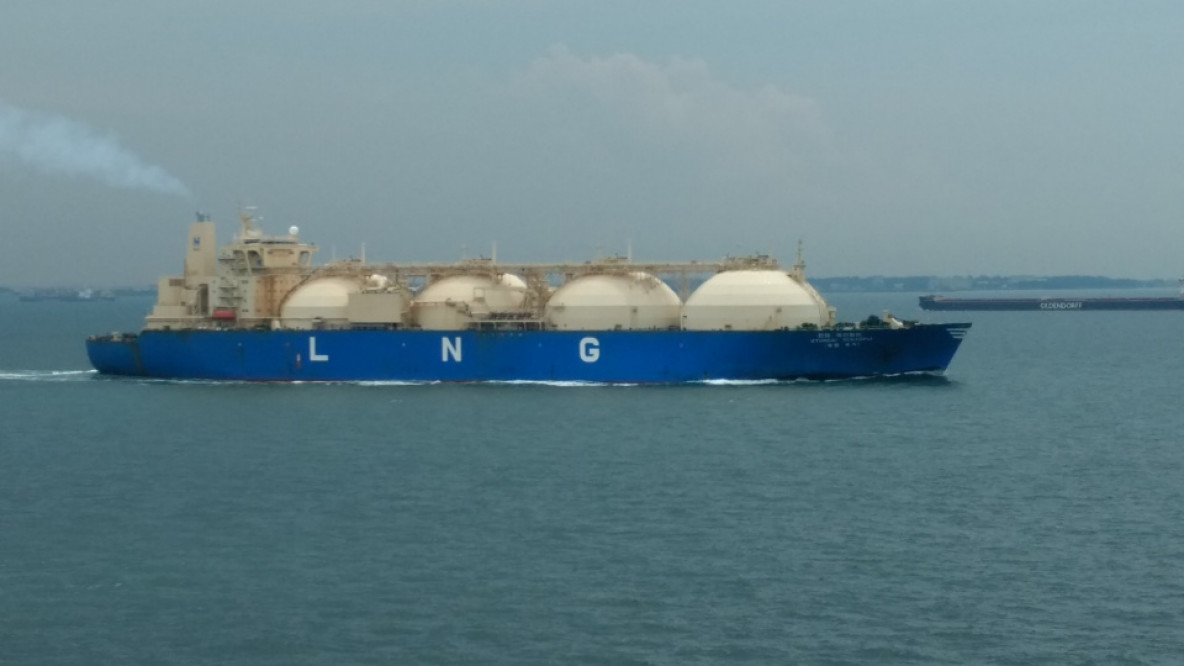 LNG Tanker   Martian-2008 (https://commons.wikimedia.org/wiki/File:LNG_ship.jpg), „LNG ship“, https://creativecommons.org/licenses/by-sa/4.0/legalcode