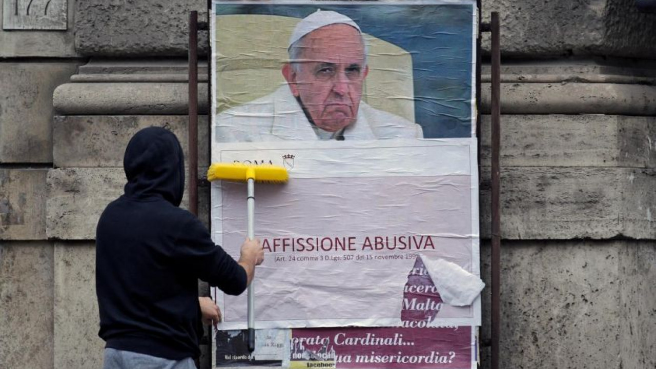 manifesti-contro-il-papa.jpg