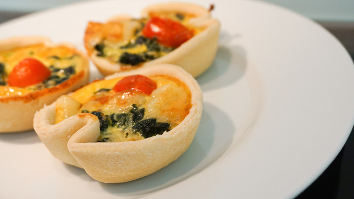 mini-spinat-quiche-rezept-vorspeise-suedtirol-schmeckt-header-1140x500-1.jpg