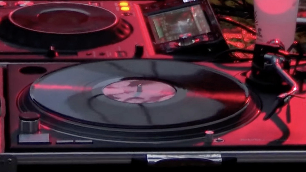 Vinyl spielt in der Mini-Doku durchaus eine Rolle: „Mixing In The Jungle” versucht einen Teil des hiesigen DJ-Culture einzufangen.