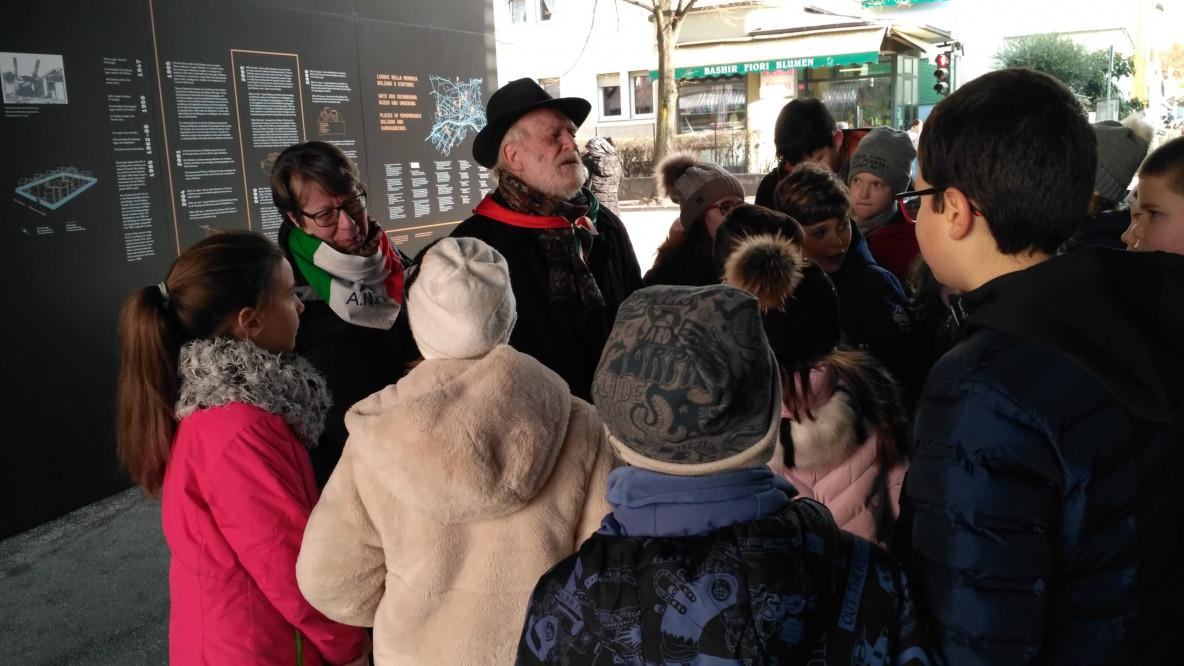 Lionello Bertoldi con i ragazzi