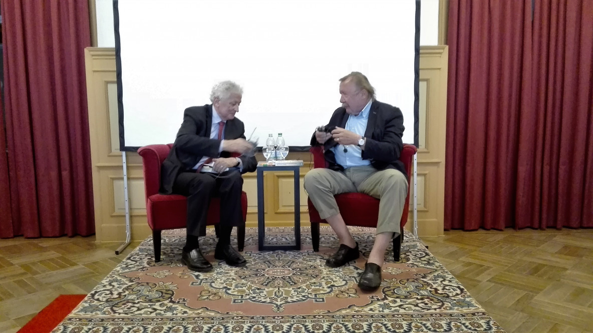 Manfred Osten und Peter Sloterdijk im Spiegelsaal des Grand Hotel