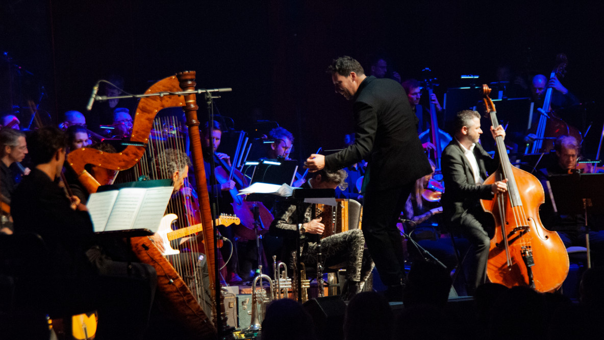 Navigierte die beiden unterschiedlichen Klangkörper mit Konzentration, Energie und ruhiger Hand durch den über zweistündigen Konzertabend: Lorenz C. Aichner, Dirigent des Tonkünstler-Orchesters Niederösterreich.