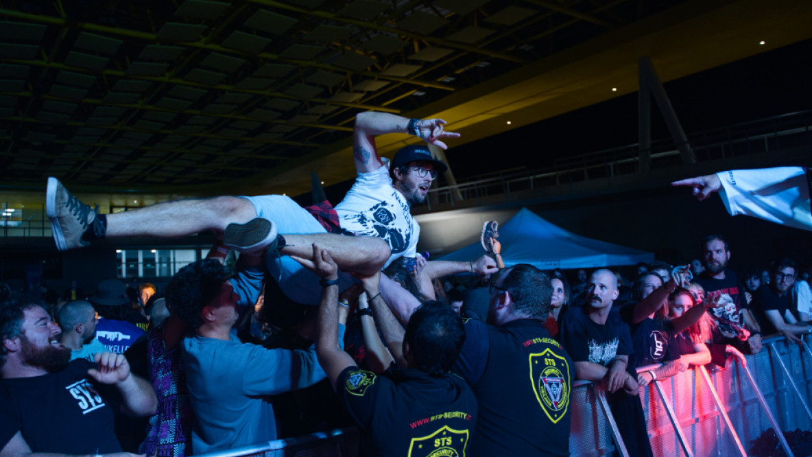 Das Publikum wusste die Fete am letzten Samstag in der „Intercable Arena“ in Bruneck, sprich „Music Made in Southtyrol“, zu feiern: Das Crowdsurfing bei Dead Like Juliet belegt das zweifelsfrei.