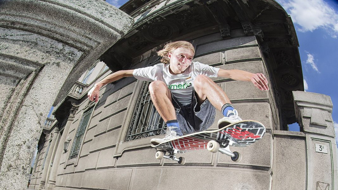 Ein „Ollie Over A Scarying Gate” in Verona: Riccardo „Ricky“ Larcher ist Sänger der Band Tu sabes und gleichzeitig – als erfahrener Skater – Teil der Organisation des anstehenden Skate-Contests in Kurtinig und verbindet damit zwei seiner Leidenschaften.