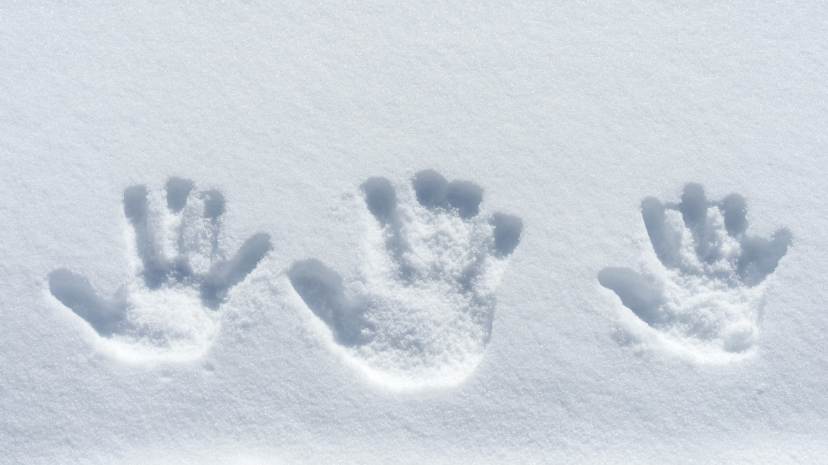 Hände im Schnee