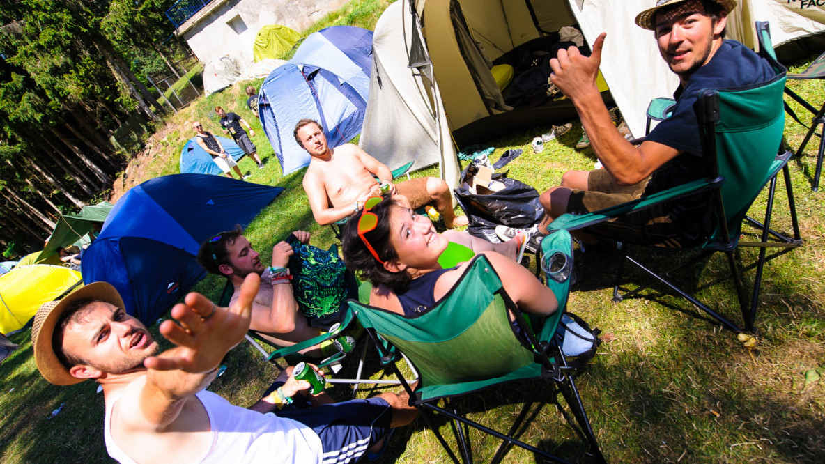 Musik ist wichtig, Smaltalk unter unter Freunden nicht minder: Der Zeltplatz ist für viele FestivalbesucherInnen fester Bestandteil eines Open Air-Wochenendes.