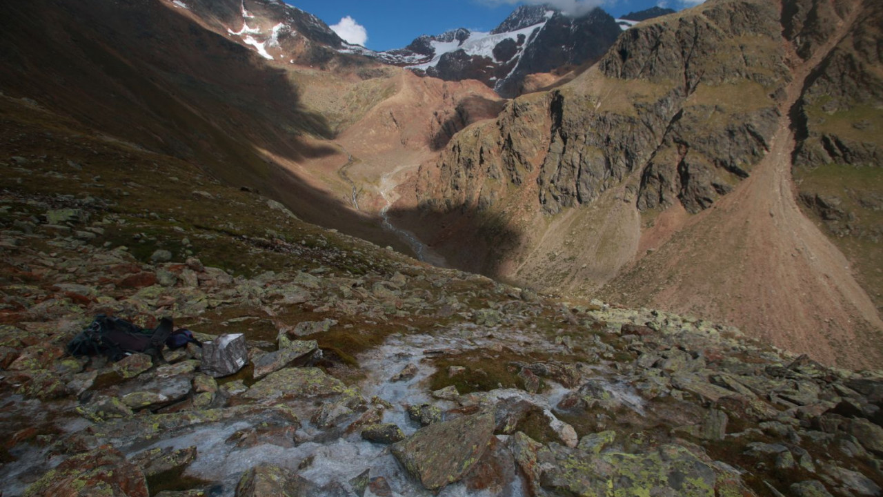ruscello_alimentato_da_rock_glacier_in_alta_val_mazia._le_concrezioni_bianche_sono_dovute_alla_precipitazione_di_metalli_pesanti_legate_al_basso_ph_delle_acque.jpg